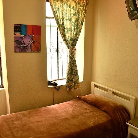 Hostal Loro Verde Quito Exterior photo