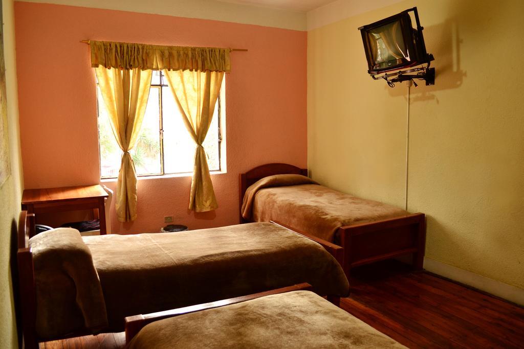 Hostal Loro Verde Quito Exterior photo